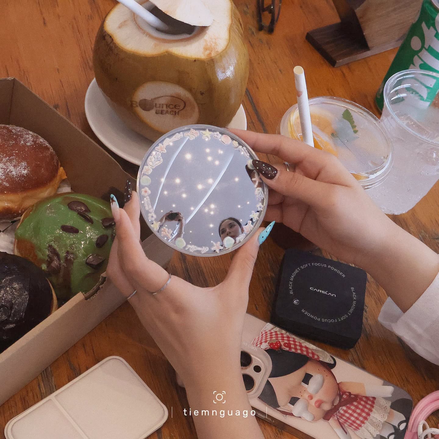 Gương check-in - Tiệm Ngựa Gỗ
